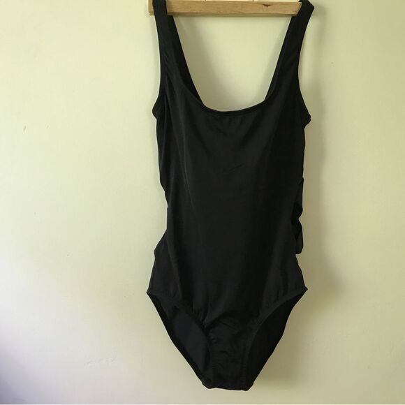 BLACK Speedo Cross Front One Piece with Hydro Bra (10) - Picture 3 of 10